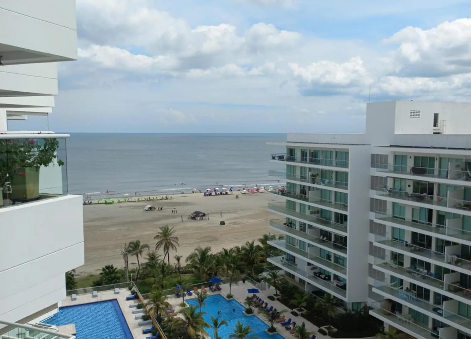 Luxury Beachfront Apartment 6 Guests Plus 1 location